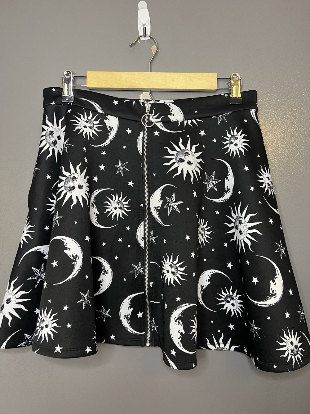 Hot Topic Skirt Womens Medium Black Celestial Sun Moon Print Skater Zip Front